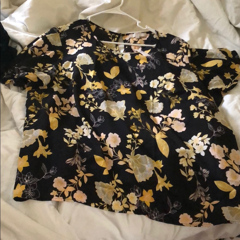 Short flutter sleeve black and yellow blouse